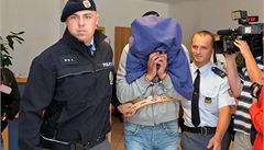 Policisté vedou k soudu mue, kterého 14. záí zlíntí kriminalisté jako druhého obvinili v kauze panovaného alkoholu. Jedná se o díve zadreného dodavatele lihovin do veerky na sídliti Jiní Svahy ve Zlín, kde nakupovali alkohol lidé otrávení metano