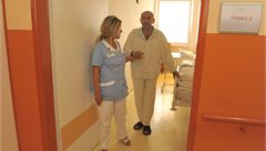 Z haví�ovské nemocnice byl v pátek propu�t�n jednapadesátiletý Vladimír Lipina (vpravo), který jako jeden z mála pacient� p�e�il otravu metylalkoholem. Vlevo je vrchní sestra interního odd�lení Karin Krav�íková. 