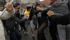 Bhem protestu dolo ke stetm mezi demonstranty.