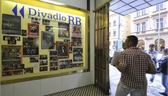 Lidé mohou ke vchodu do divadla pináet svíky i kvtiny k uctní památky populárního herce.