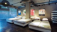 Nedávno otev�ený obchod v Bratislav� op�t vymý�lela architektka Markéta Cajthamlová, nep�ekvapí proto stejná logika uspo�ádání, p�esto�e slovenský obchod sídlí v novostavb�.