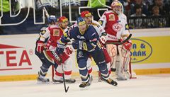 Jaromír Jágr proti Slavii musel i bránit.