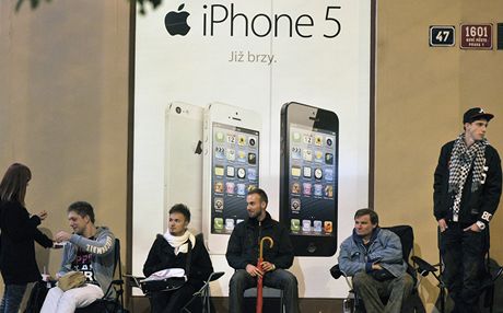 Zájemci ekají na nový model telefonního pístroje iPhone 5 dv hodiny ped plnocí na Václavském námstí.  