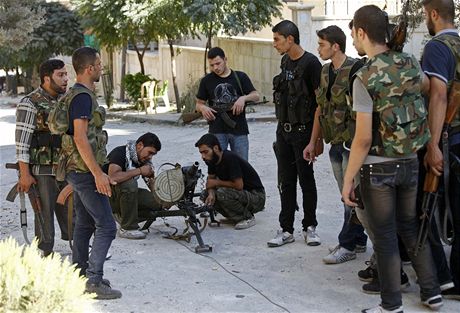 Rebelové ze Svobodné syrské armády pipravují odpalova granát.