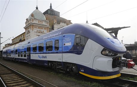 V Plzni zaal jezdit nový motorový vlak s pedkem tvaru raloka