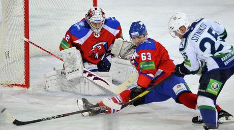 Utkání KHL Lev Praha - Chanty-Mansijsk. Zleva Tomá Pöpperle a Ondej Nmec ze Lva a Vitalij Sitnikov z Chanty-Mansijsku