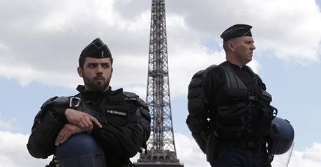 Policie ped Eiffelovkou. Ve Francii platí kvli karikaturám písnjí bezpenostní opatení.