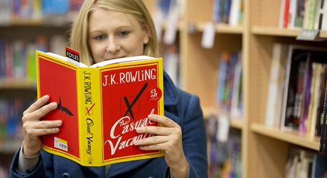 tnáka s knihou J.K. Rowlingové The Casual Vacancy (Prázdné místo)