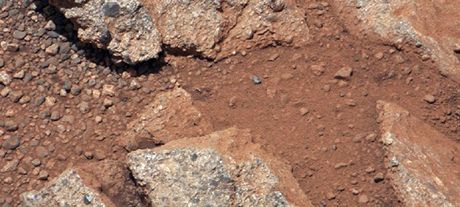 Curiosity nalo po sedmi týdnech na povrchu Marsu oblázky