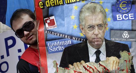 Premiér Monti krtí Itálii, znázoruje plakát, který si pinesli demonstranti