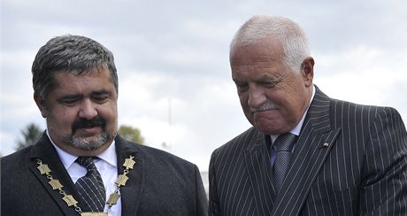 Prezident Václav Klaus otevírá se starostou Chrastavy Michaele Canovem nový most.