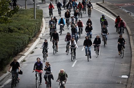Sousedskou slavnost Zaít msto jinak 2012 odstartovala na Václavském námstí Velká podzimní cyklojízda. Podle odhad se jí zúastnilo okolo ty tisíc lidí (vlevo dole výtvarník Kritof Kintera).