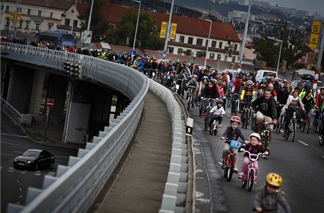 Sousedskou slavnost Zaít msto jinak 2012 odstartovala na Václavském námstí Velká podzimní cyklojízda. Podle odhad se jí zúastnilo okolo ty tisíc lidí. 