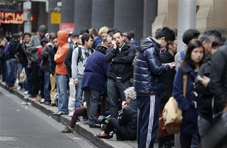 Fronta lidí ped obchodem v Sydney.