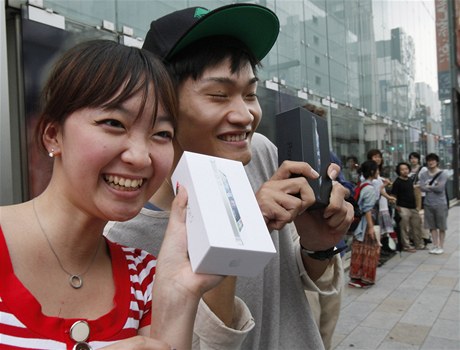 Šťastní majitelé nového iPhone 5.