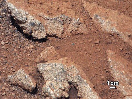 Americké vozítko Curiosity našlo na Marsu stopy po vodě.