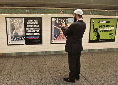 Plakáty proti dihádu v metru v New Yorku.