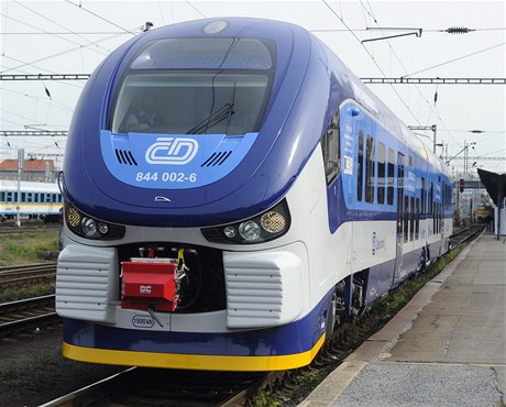 V Plzni začal jezdit nový motorový vlak s předkem tvaru žraloka