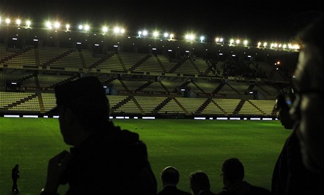 Realizaní tým fotbalist Realu Madrid na hiti tmou zahaleném stadionu ve Vallecanu. Osvtlení toti pokodili vandalové 