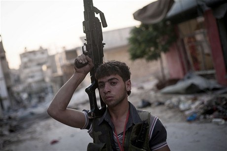 Voják syrské osvobozenecké armády v ulicích Aleppa