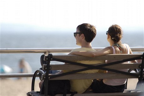 Mladý pár na Brighton Beach (ilustraní foto)