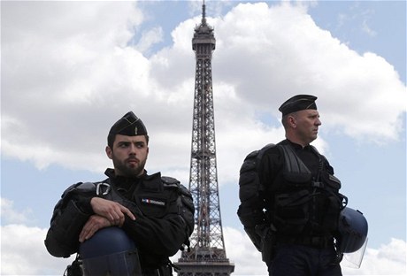 Policie ped Eiffelovkou. Ve Francii platí kvli karikaturám písnjí bezpenostní opatení.