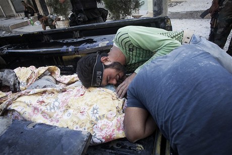 Syrský osvobozenecký voják oplakává zabitého kolegu.