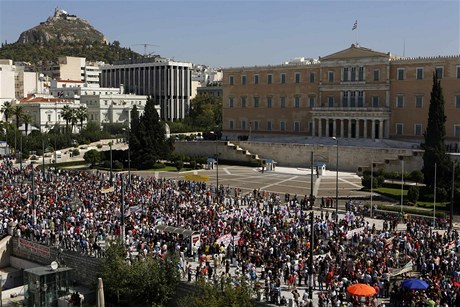 Generální stávka v Řecku: příznivci komunistické strany pochodují k parlamentu.