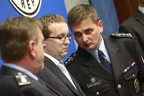 Policejní prezident Martin ervíek (vpravo) hovoí se státním zástupcem Romanem Kafkou (uprosted) bhem tiskové konference na téma metanol.