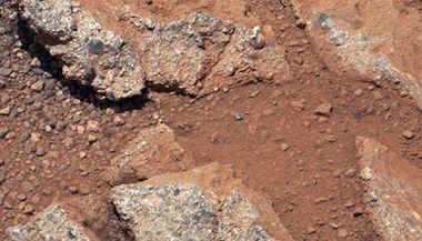 Americk voztko Curiosity nalo na Marsu stopy po vod.