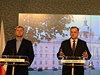 Zleva ministr zemdlství Petr Bendl, premiér Petr Neas a ministr zdravotnictví Leo Heger na tiskové konferenci po mimoádné schzi vlády ohledn metanolu.