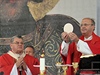 kardinál Dominik Duka a olomoucký arcibiskup Jan Graubner pi bohoslub. 