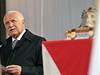 Prezident Václav Klaus pi projevu vedle ostatk eského patrona a svtce. 