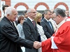 Kardinál Dominik Duka se zdraví s prezidentem Václavem Klausem. 