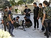 Rebelové ze Svobodné syrské armády pipravují odpalova granát.