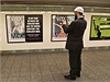 Plakáty proti dihádu v metru v New Yorku.