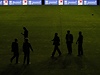 Realizaní tým fotbalist Realu Madrid na hiti tmou zahaleném stadionu ve Vallecanu. Osvtlení toti pokodili vandalové 