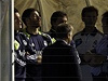 Fotbalisté Realu Madrid Jose Maria Callejon (vlevo) a Xabi Alonsi na hiti tmou zahaleném stadionu ve Vallecanu. Osvtlení toti pokodili vandalové 