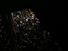 Fanouci ped tmou zahaleném stadionu ve Vallecanu. Osvtlení ped zápasem s Realem Madrid toti pokodili vandalové 
