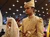 Princezna Hajah Hafizah Sururul Bolkiahová (32) a enich Pengiran Haji Muhammad Ruzaini (29) odcházejí po obadu na oslavu