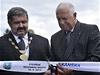 Prezident Václav Klaus otevírá se starostou Chrastavy Michaele Canovem nový most.