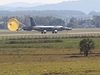 Americký bombardér B-52 pistává na letiti 