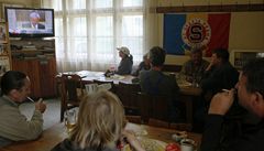 Lidé v hospod v Oubenicích bedliv sledují oficiální prohláení ministra zdravotnictví Hegera o zmírnní prohibice.