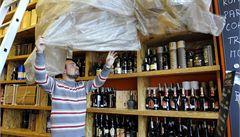 Vedoucí obchodu s alkoholem a delikatesami na Václavském námstí Petr Kasal mohl zahájit prodej lihovin s obsahem alkoholu s 20 a více %.