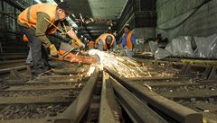 Na snímku d�lníci p�i práci na vým�n� výhybky ve stanici Dejvická. 