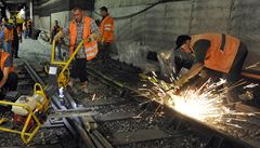 Na snímku d�lníci p�i práci na vým�n� výhybky ve stanici Dejvická. 