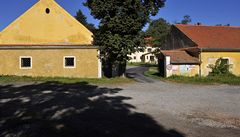  souvislosti se zabavením 6000 litr� podez�elé tekutiny v Opav�, se do centra pozornosti dostala firma Carlogic sídlící v bývalém záme�ku (na snímku) na okraji �itky u Prahy, která se zabývá výrobou autokosmetiky. 