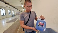 Spolumajitel opavské firmy FROS ZPS Tomá� Fládr (na snímku z 25. zá�í) stojí v hale, kde celníci zajistili asi dvacet palet hotových zimních sm�sí do ost�ikova��