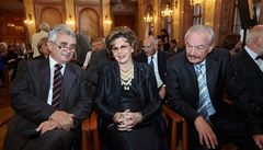 Cenu udloval Mezinárodní koordinaní výbor zahraniních ech, v jeho ele stojí krasobruslaka Ája Vrzáová, ve spolupráci se senátní komisí pro krajany. Na snímku sedí mezi Milanem tchem a Pemyslem Sobotkou 