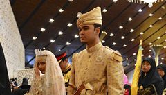 Princezna Hajah Hafizah Sururul Bolkiahová (32) a enich Pengiran Haji Muhammad Ruzaini (29) odcházejí po obadu na oslavu
